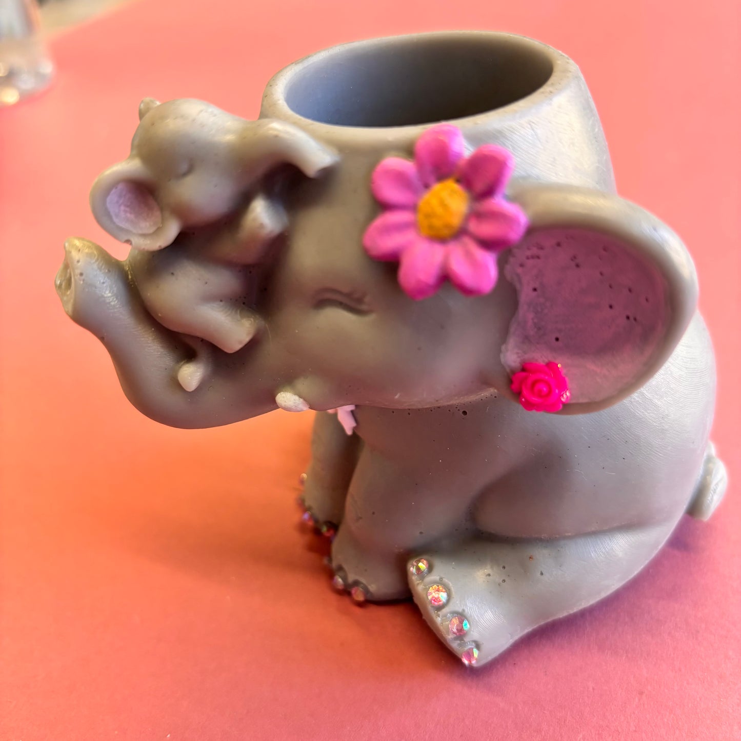 Mammy and Baby Elephant Pen Pot